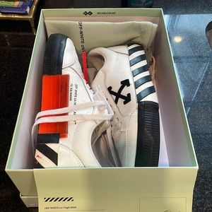 Off-white vulcanized low leather white black sneaker